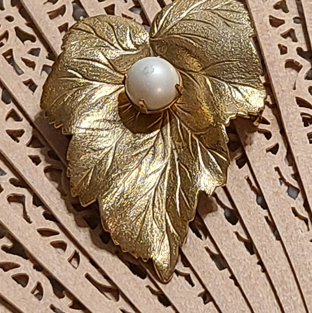 Classic Brooch Pin - Picture 7 of 13